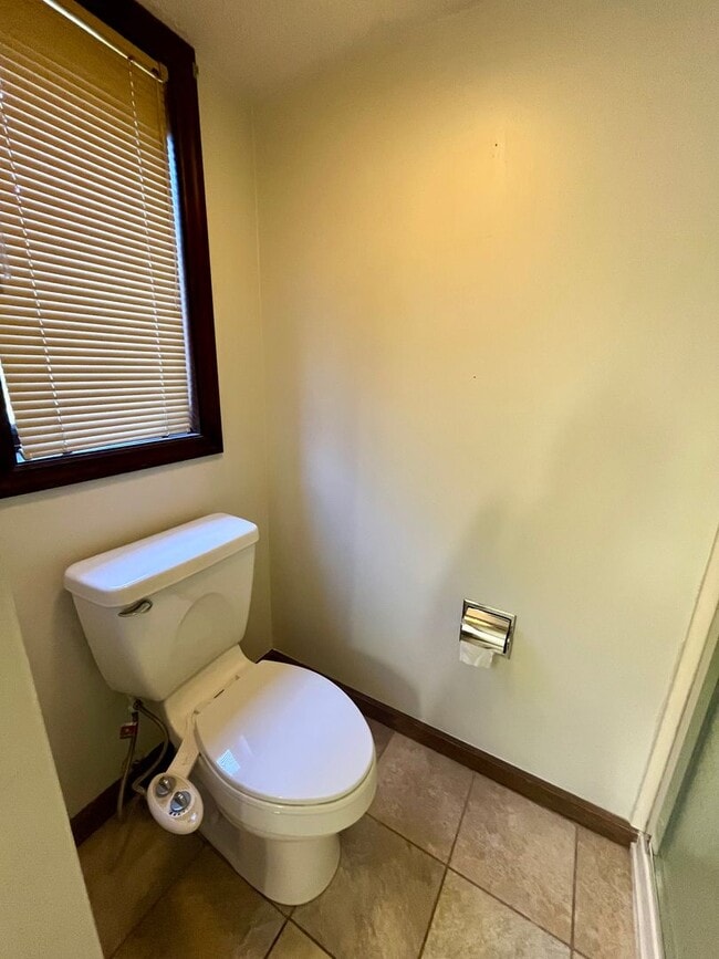 Building Photo - Well-Located One-Level Condo -- Just Minut...