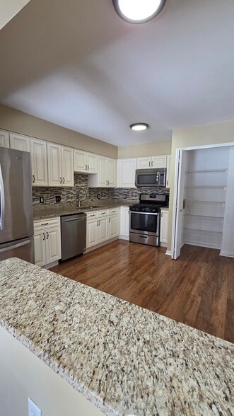 Building Photo - 653 Glasgow Ct