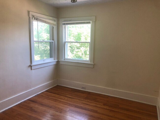 Building Photo - Recently Renovated - Spacious 5 Bedroom, 2...