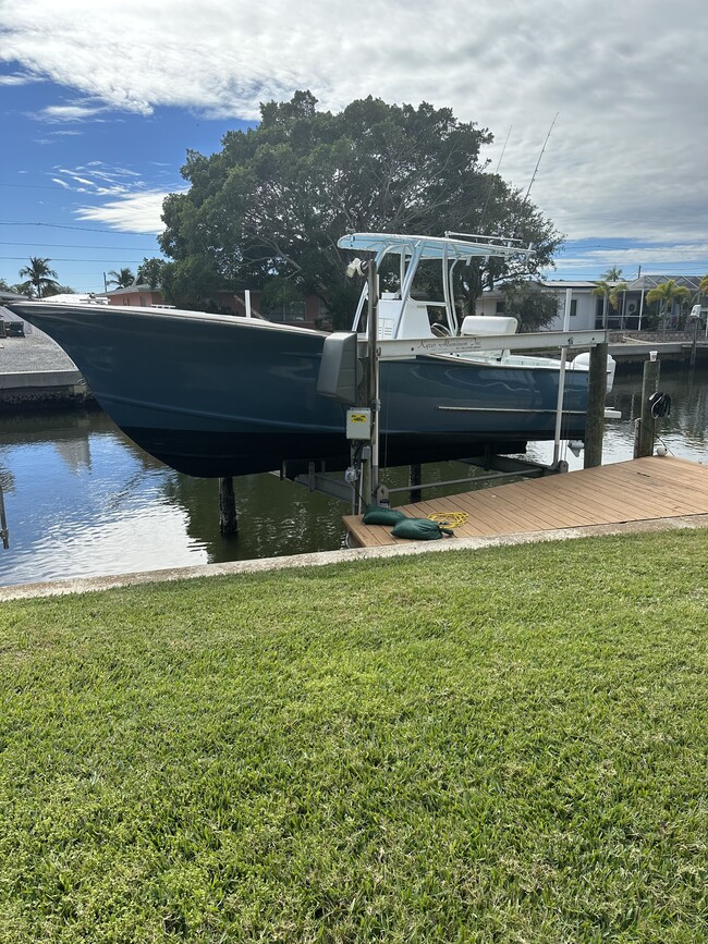 13000lb boat lift, dock with fresh water line - 10309 Waterbird Way