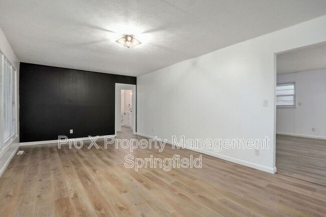 Building Photo - 906 N Belview Ave