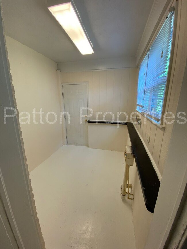 Building Photo - 1021-1023 Munsen Springs Drive - Inside Co...