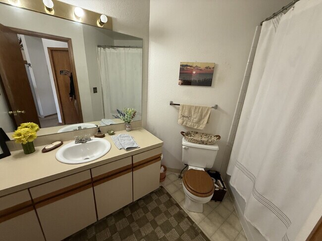 Building Photo - "Spacious 2-Bed, 2-Bath Retreat in Boulder – 1050 Sq Ft of open layout"