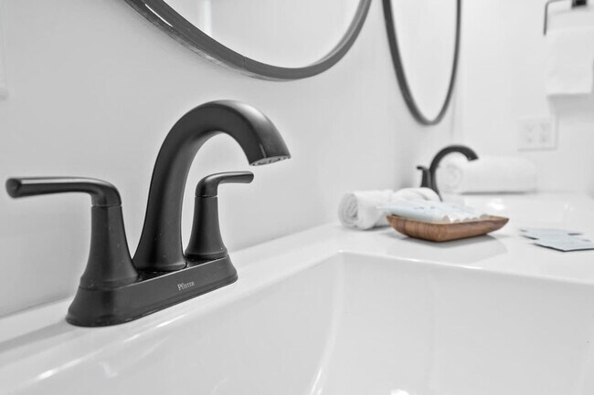 Building Photo - 704 NE 2nd St