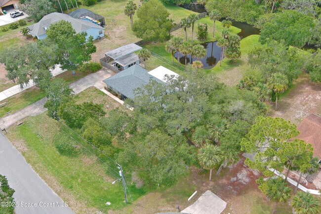 Building Photo - 670 Kings Way