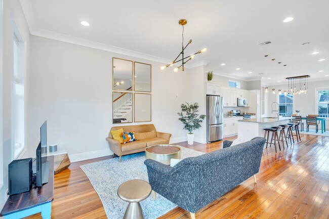 Mid century modern living room - 500 S Genois St