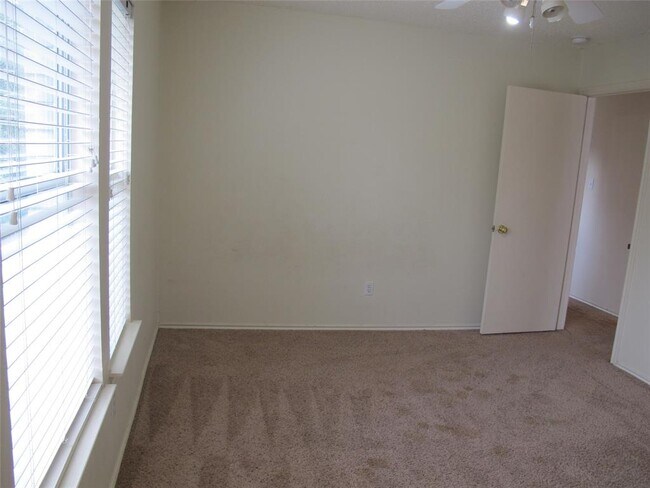 Building Photo - 2011 Jasper Ln