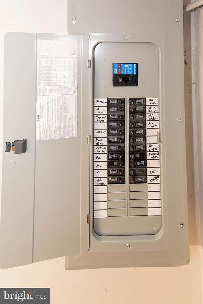 Building Photo - Spacious 3 Bedroom Townhome