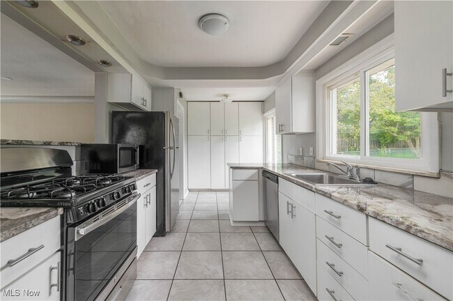 Building Photo - 23728 Glenhill Dr