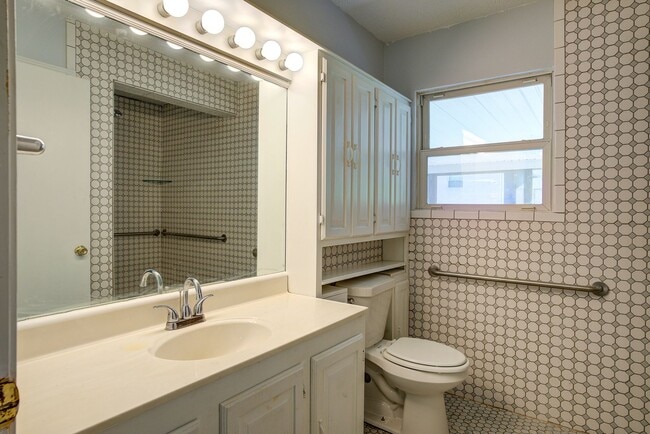 Building Photo - Very nice 4 bed 3 and a half bath home close to Boone Lake