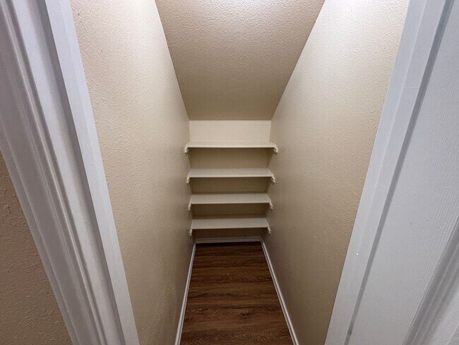 Building Photo - Fantastic 2-Story Townhome with 1-Car Gara...