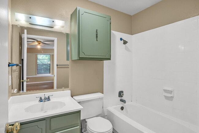 Building Photo - 1325 Bayou Dr