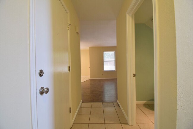 Building Photo - Hart Ln 6489