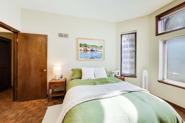 Building Photo - 922 W Fullerton Ave