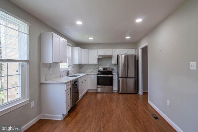 Building Photo - 9709 Lakepointe Dr