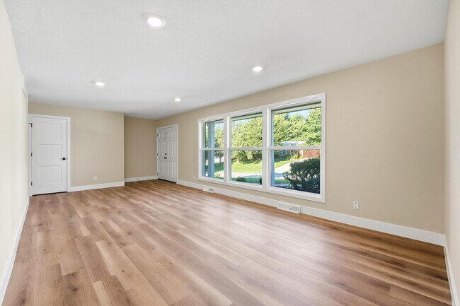 Building Photo - 1104 Falcon Dr