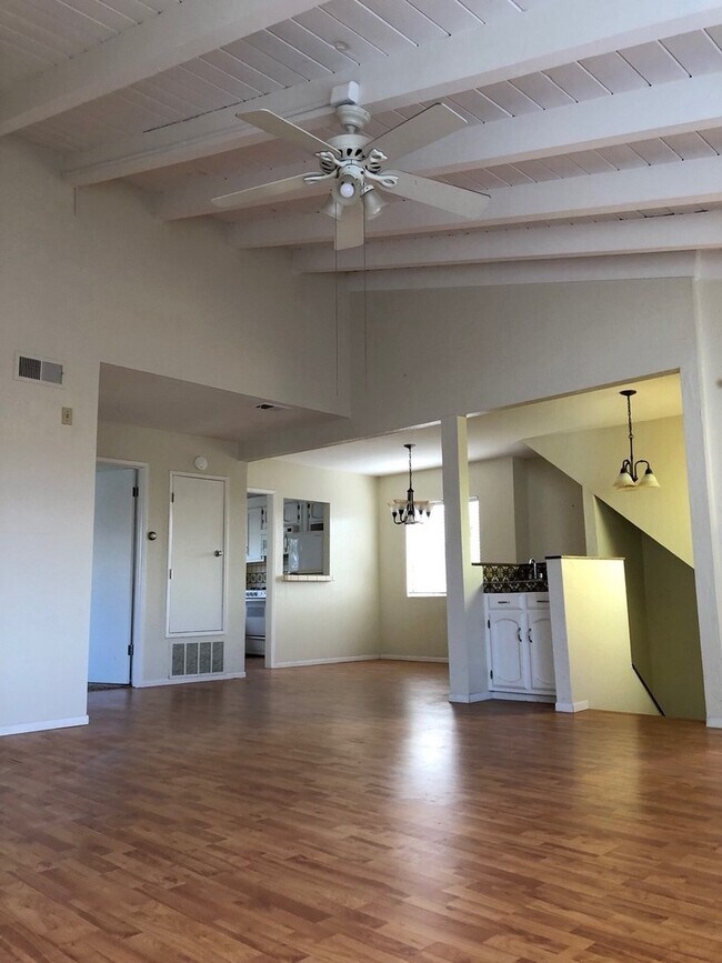 Building Photo - Pierpont Beach Home