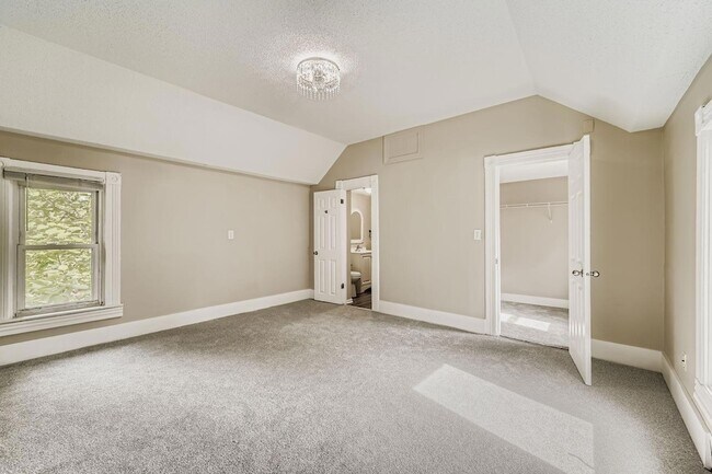 Building Photo - 707 Jenks Ave E