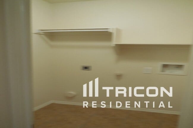 Building Photo - 704 River Run Dr