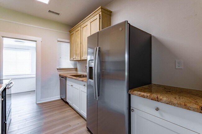 Building Photo - 1716 Mercer Ave