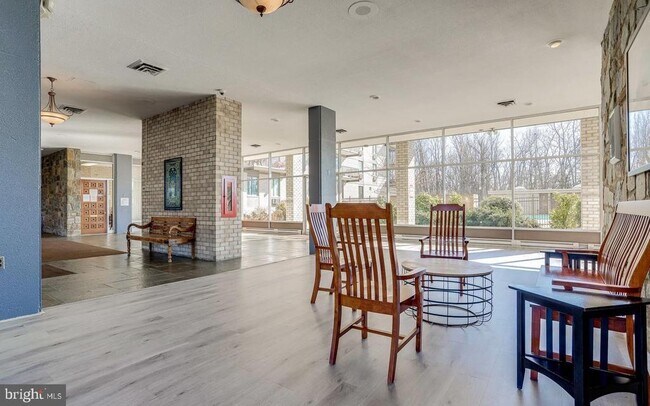 Building Photo - 3245 Rio Dr