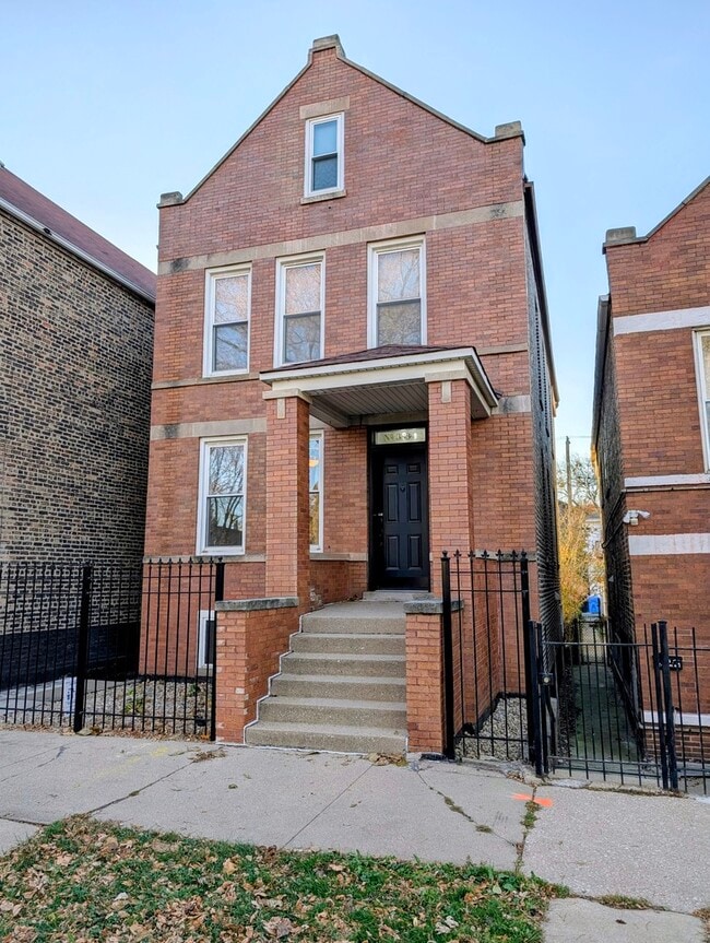 Building Photo - 3334 S May St