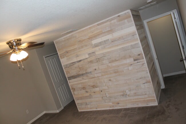 Building Photo - 10537 Lake Montauk Dr