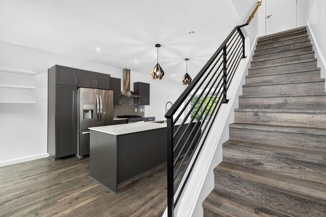 Building Photo - ULTRA-MODERN Air Conditioned Townhome in Beacon Hill (1st Month Free)