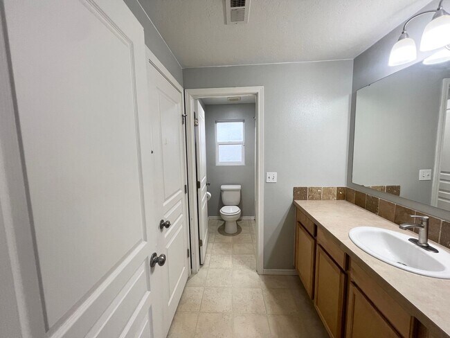 Building Photo - 3-Bed, 2.5-Bath Home Near Columbia Center ...