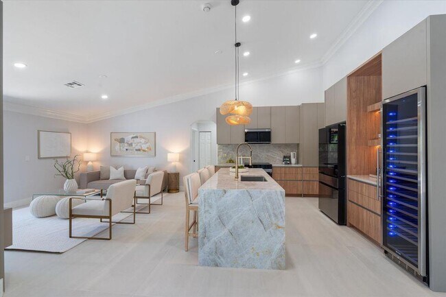 Building Photo - 1132 NE 3rd Ave