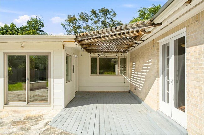 Building Photo - 3005 Village Dr