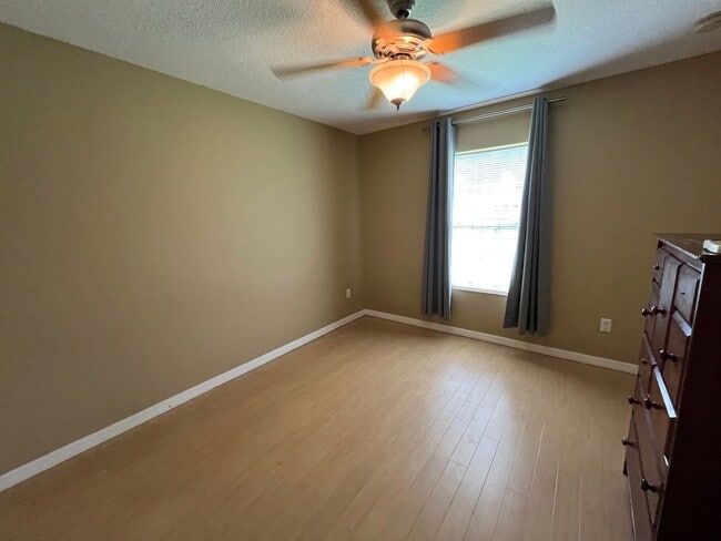 Building Photo - 3 Bedroom, 2 Bath home w/2 Car Garage on 5...