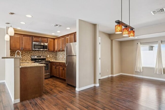 Building Photo - Cozy 2-bedroom, 1.5-bath townhome