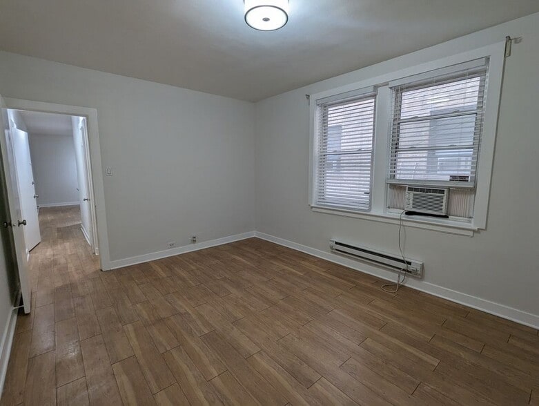 Building Photo - 511 W Belmont Ave