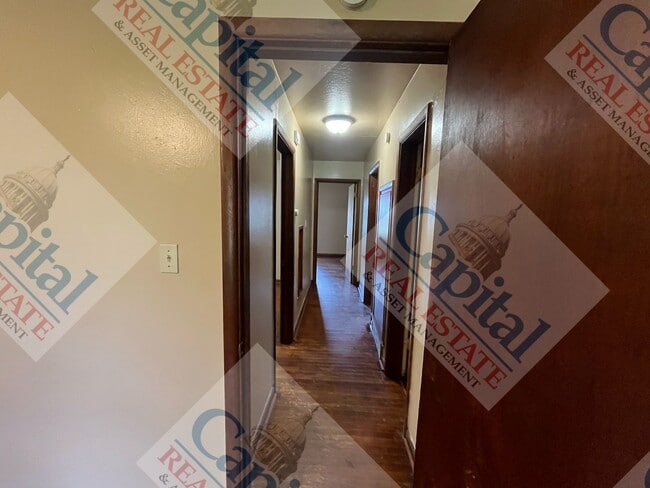 Building Photo - Charming 3 Bedroom