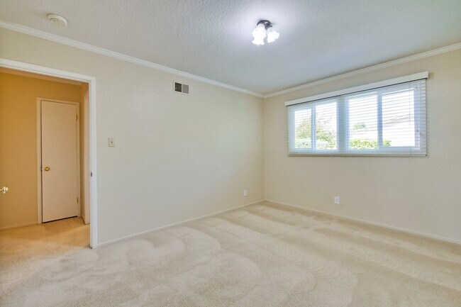 Building Photo - Excellent 4 bed 2.5 Bath Single Family Home!