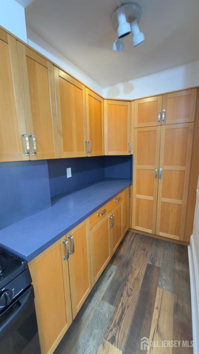 Building Photo - 55 Suydam St