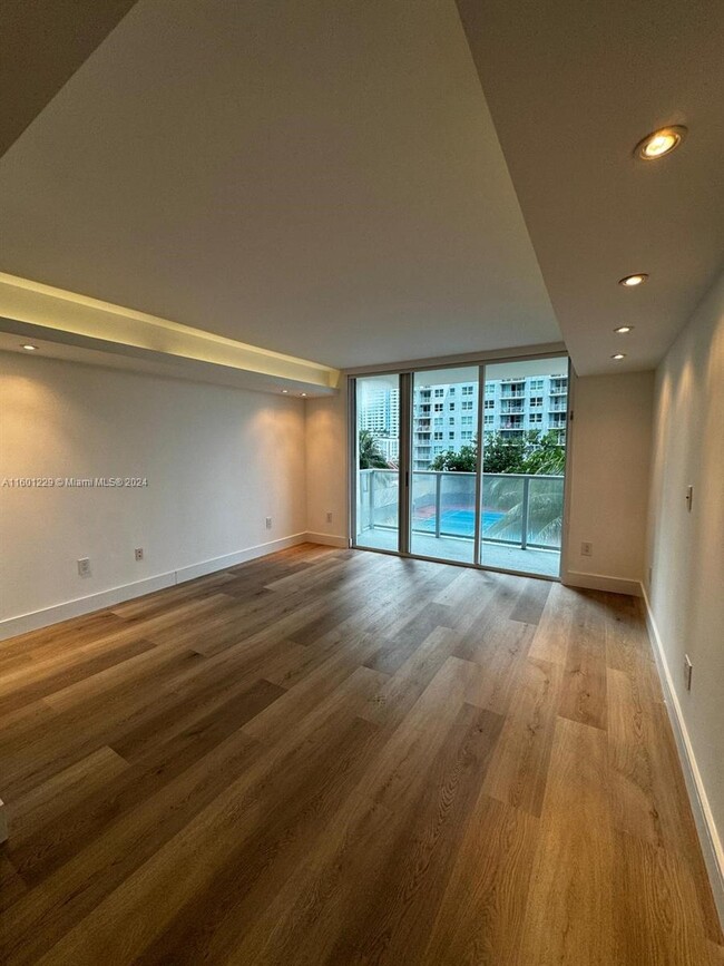 Building Photo - 1155 Brickell Bay Dr