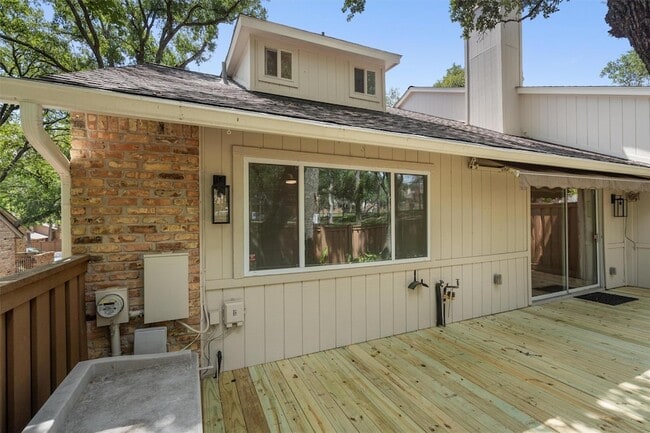 Building Photo - 8310 Summerwood Dr