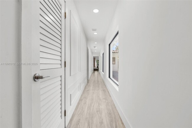 Building Photo - 116 W 1st Ct