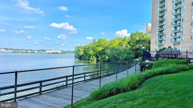 Building Photo - 501 Slaters Ln