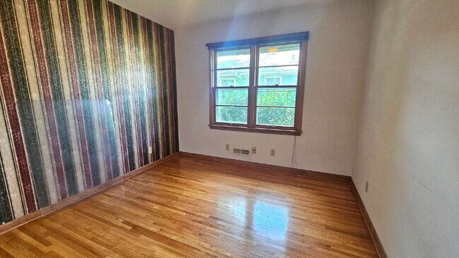 Building Photo - Amazing 4-Bedroom Retreat with 2 Full Baths and 2400 Sq Ft of Space in Minneapolis.