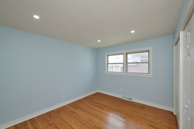 Building Photo - 8544 W Roseview Dr