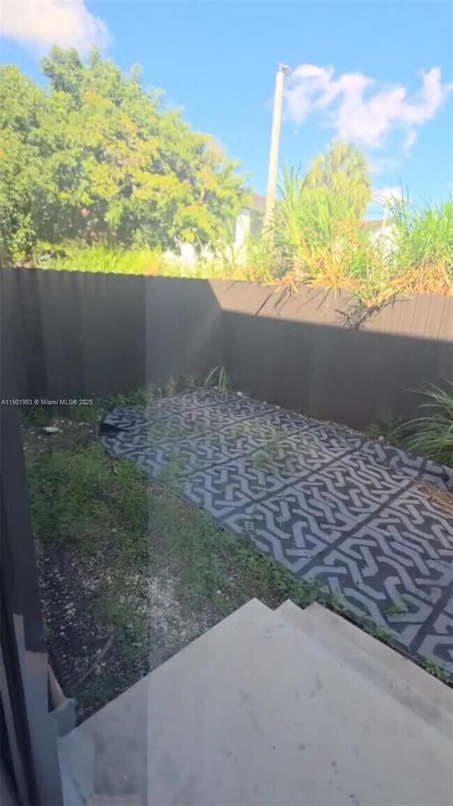 Building Photo - 206 NW 11th Ct