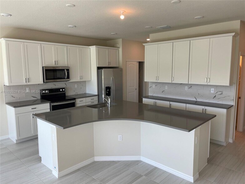 Primary Photo - 2112 Appleton Cir S