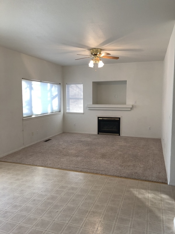 Building Photo - 944 NW Oak Pl