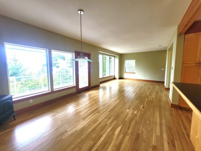 Building Photo - Beautiful South Hill Home with Bay Views 3...