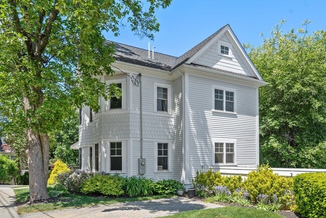 Building Photo - 119 Charlesbank Rd