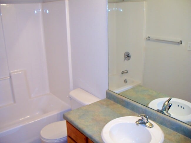 Building Photo - GET TWO WEEKS RENT FREE!
