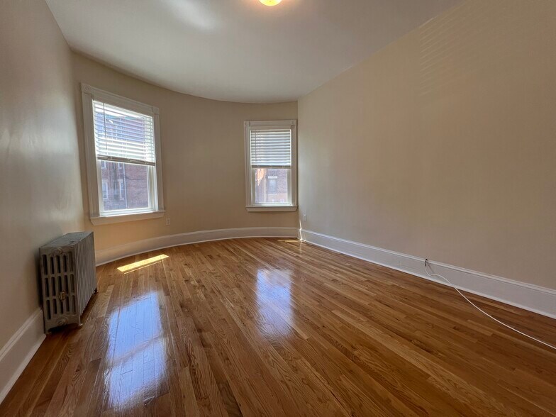 Building Photo - 1563 Beacon St
